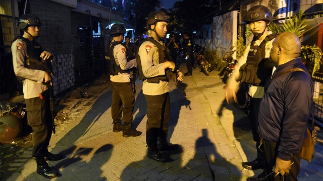 Anggota Satbrimob Polda Jawa Timur berjaga. (Foto: ANTARA FOTO/M Risyal Hidayat)