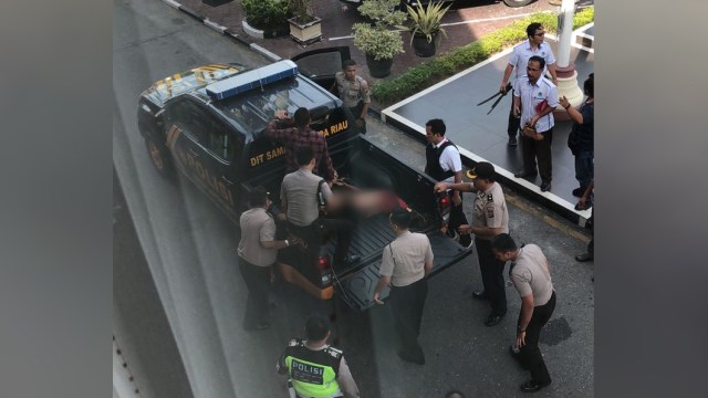 Anggota Polisi membawa jenazah terduga teroris. (Foto: Dok. Istimewa)