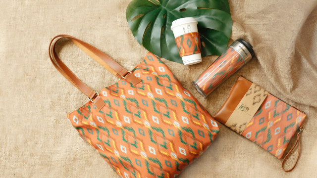 Koleksi Merchandise Starbucks x IKAT Indonesia. (Foto: Dok. Starbucks)
