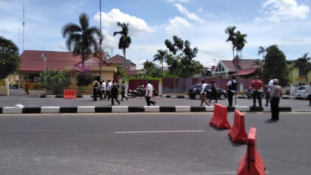 Kondisi terkini di depan Mapolda Riau. (Foto: Winahyu Dwi Utami/kumparan)