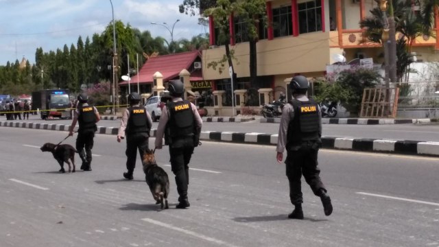 Petugas menyisir lokasi TKP Mapolda Riau. (Foto: dok. Winahyu Dwi Utami (kontributor riau))
