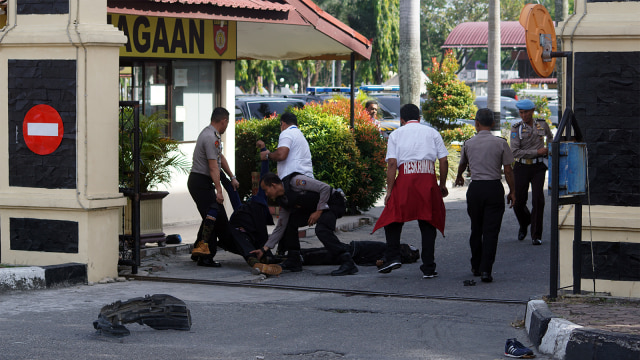 Petugas polisi mengevakuasi dua jenazah teroris. (Foto: ANTARA FOTO/Retmon)