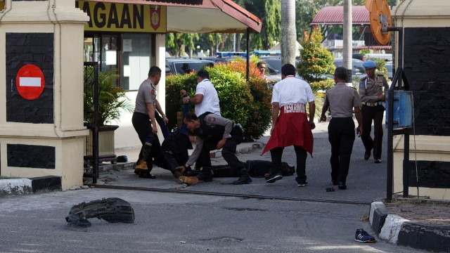 Teror Polda Riau (Foto: ANTARA FOTO/Retmon)