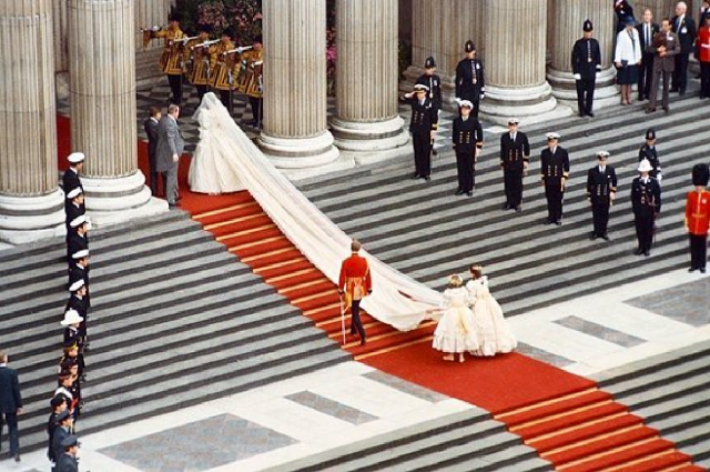 Baju Pengantin Putri Diana (Foto: Instagram @princess.diana.forever)