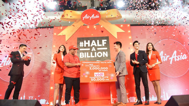 Penghargaan pada penumpang ke 500 juta AirAsia. (Foto: Dok. Air Asia)