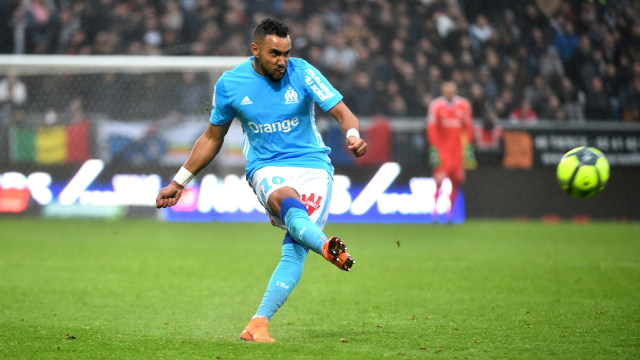 Dimitri Payet kala mengeksekusi tendangan bebas. (Foto: Jean-Francois Monier/AFP)