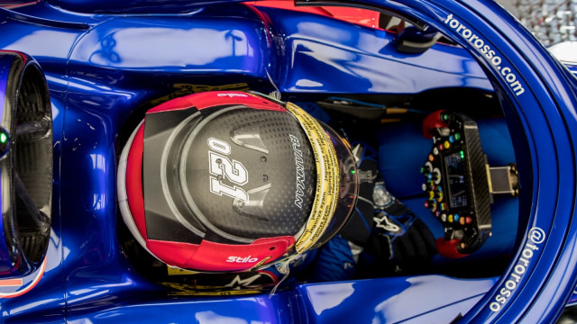 Sean Gelael menguji mobil Toro Rosso di Barcelona. (Foto: Istimewa)