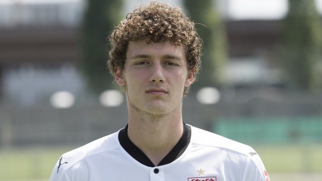Pavard berseragam Stuttgart. (Foto: Thomas Kienzle / AFP)