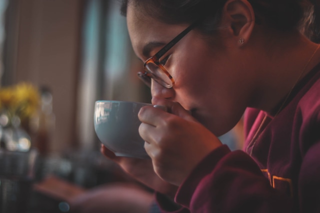 Ilustrasi minum kopi (Foto: dok. Unsplash)
