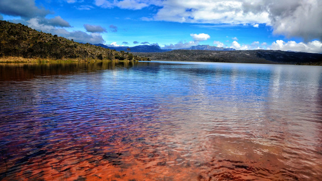 Danau Habema, Danau Tertinggi di Indonesia yang Dihiasi Gunung Salju | kumparan.com