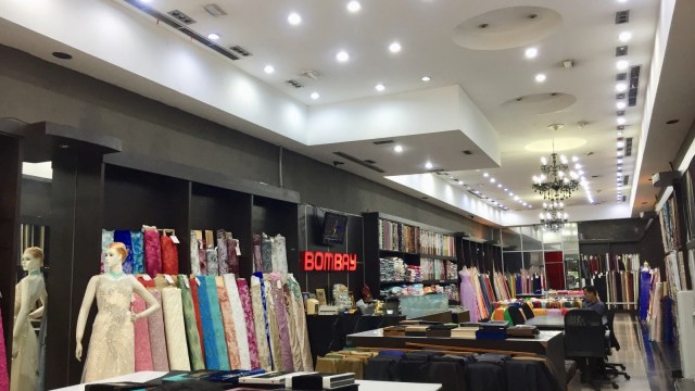 Bombay Textile di Pasar Baru, Jakarta. (Foto: Shika Arimasen Michi/kumparan)