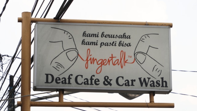 Deaf Cafe & Car Wash Fingertalk, Tunarungu. (Foto: Jafrianto/kumparan)