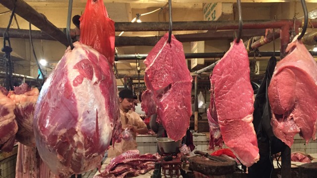 Pedagang daging sapi di Pasar Minggu (Foto: Abdul Latif/kumparan)