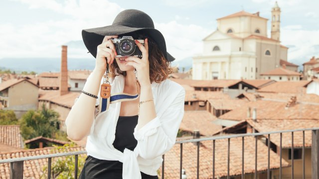 Ilustrasi Traveller Senang Berfoto Foto: Pixabay