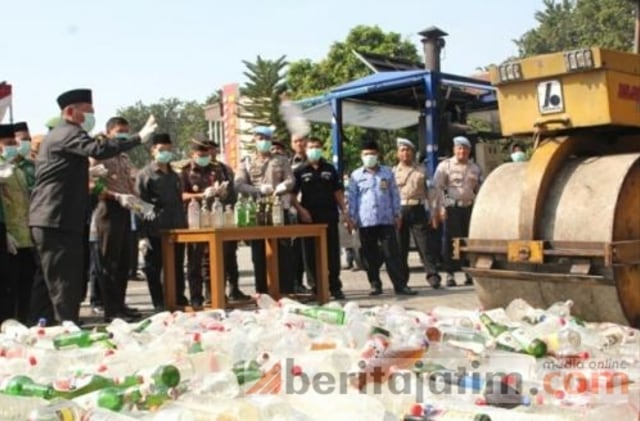 Sidoarjo Musnahkan Ganja dan Miras