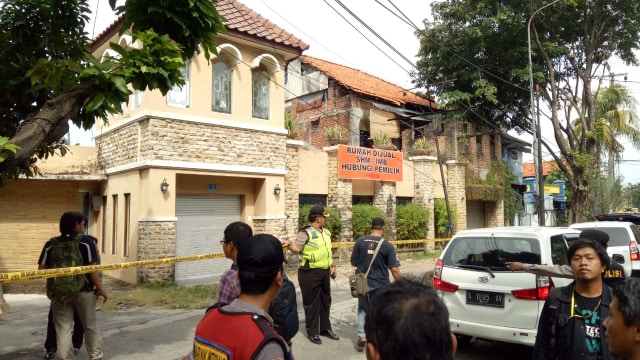 Penggeledehan di rumah teroris Dukuh Pakis. (Foto: Ardhana Pragota/kumparan)