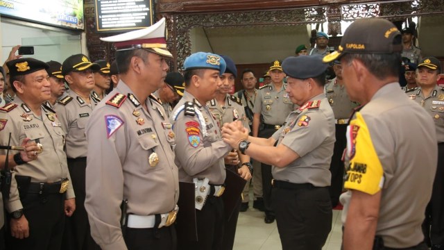 Kapolri beri penghargaan pada Dirlantas Polda Riau (Foto: Dok. Humas Polri)