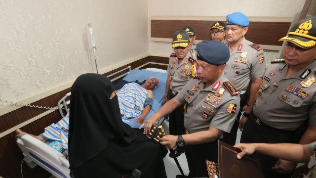 Kapolri beri penghargaan untuk Kompol Farid. (Foto: Dok. Humas Polri)