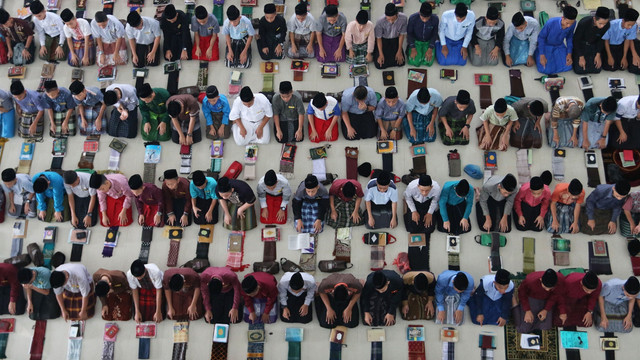 Ibadah Ramadhan di Pesantren (Foto: ANTARA FOTO/Irsan Mulyadi)