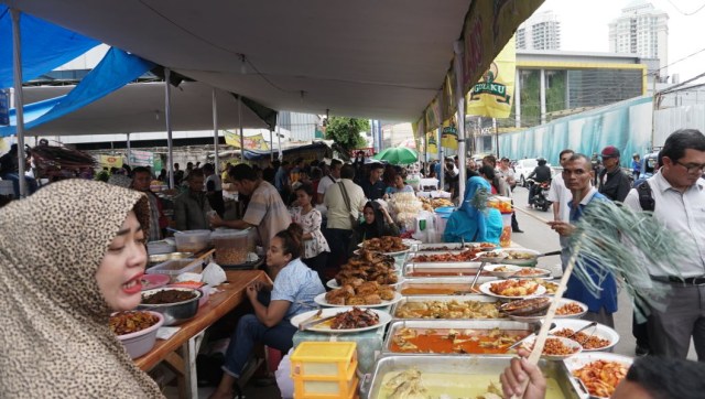 Berburu takjil di Pasar Benhil. (Foto: Nugroho Sejati/kumparan)