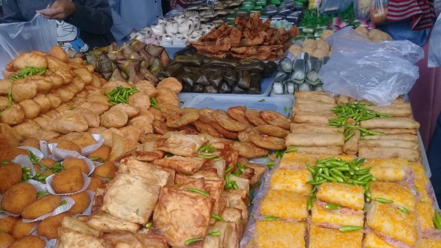 Aneka takjil di Pasar Benhil. Foto: Yuana Fatwalloh/kumparan