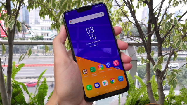 Ponsel Asus Zenfone 5. (Foto: Bianda Ludwianto/kumparan)