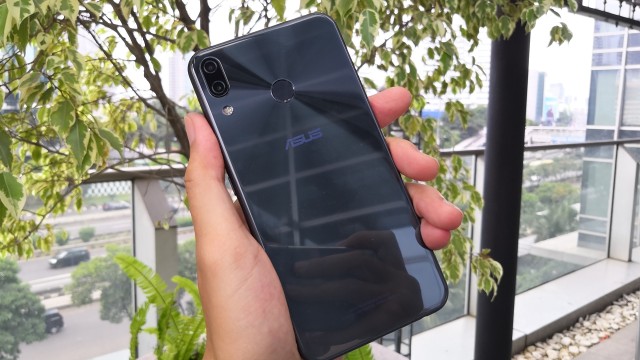 Ponsel Asus Zenfone 5 tampak belakang. (Foto: Bianda Ludwianto/kumparan)