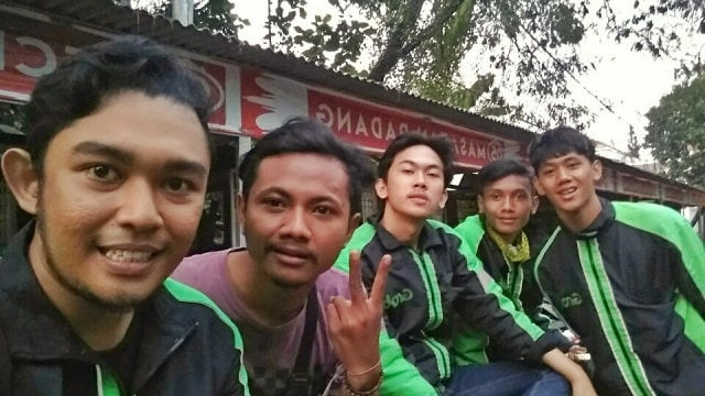 Driver Grab Andi bersama teman-temannya. (Foto: Dok. Andi)