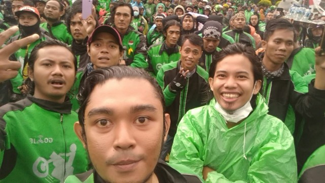 Driver Grab Andi bersama teman-temannya. (Foto: Dok. Andi)
