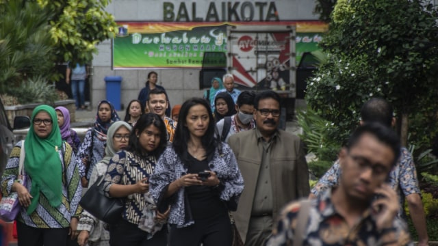 Sejumlah PNS meninggalkan kompleks Balaikota Foto: Antara/Aprillio Akbar