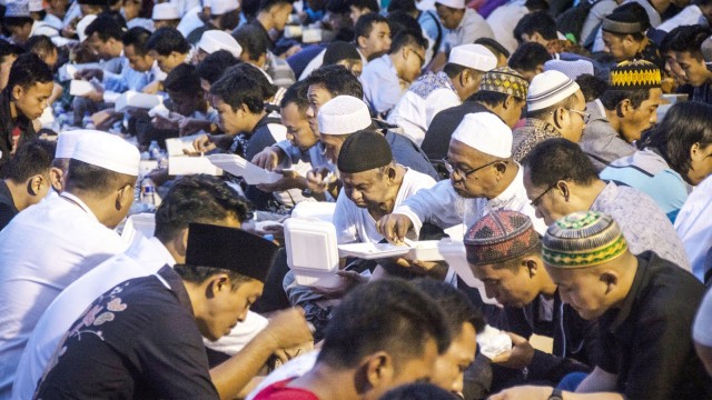 Berbuka puasa di Masjid Istiqlal (Foto: Antara/Aprillio Akbar)