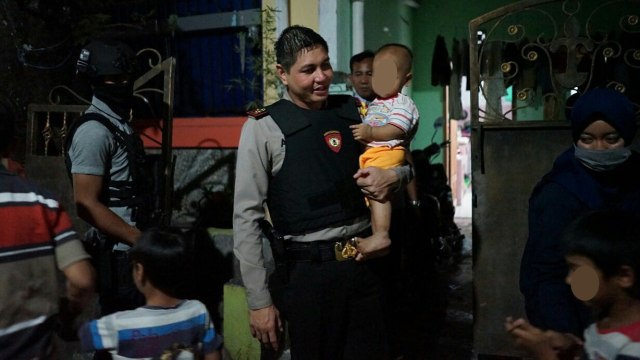 Foto: Saat 3 Terduga Teroris Sumbertaman Ditangkap Densus 88 (6)