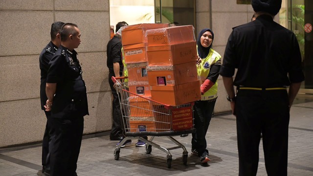 Penggeledahan Polisi Malaysia (Foto: The Straits Times via REUTERS/Ariffin Jamar)