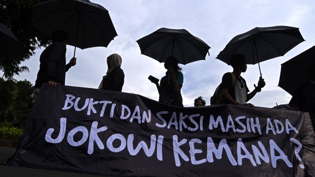 Masa melakukan aksi Kamisan di depan Istana (Foto: ANTARA FOTO/Fanny Octavianus)
