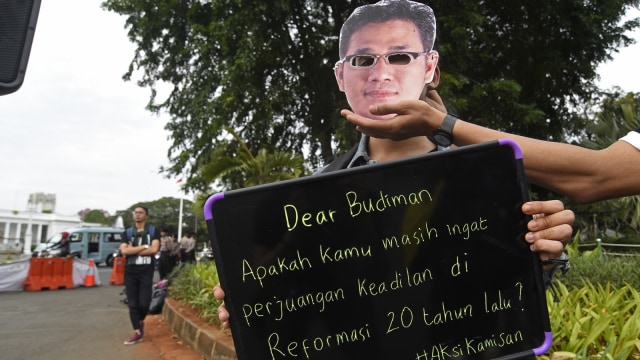 Masa melakukan aksi Kamisan di depan Istana (Foto: ANTARA FOTO/Fanny Octavianus)
