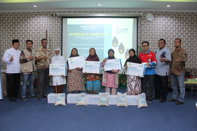 IZI - YBM PLN Beri 50 Paket Ramadhan pada Ibu Tangguh dan Difabel Tunanetra di Jateng