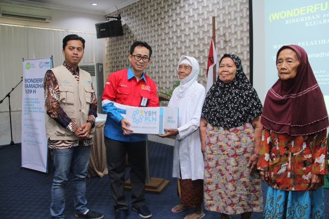 IZI - YBM PLN Beri 50 Paket Ramadhan pada Ibu Tangguh dan Difabel Tunanetra di Jateng (3)