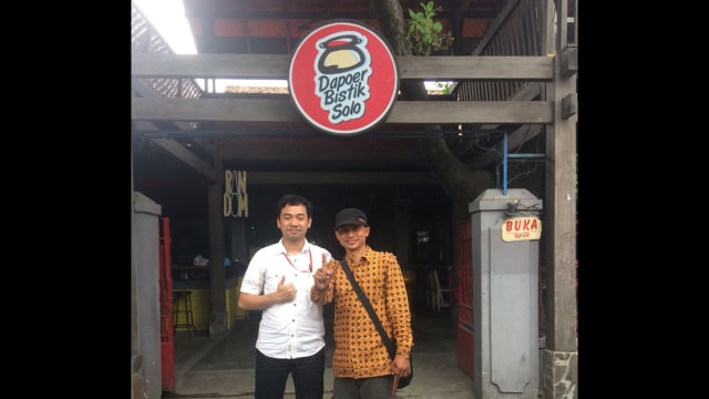 Yusuf (baju batik) bersama teman (Foto: Dok. Yusuf)