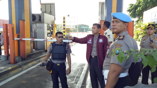 Benda mencurigakan di exit tol Sidoarjo (Foto: Ferio Pristiawan/kumparan)