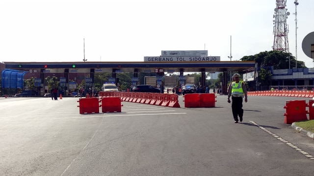 Benda mencurigakan di exit tol Sidoarjo (Foto: Ferio Pristiawan/kumparan)