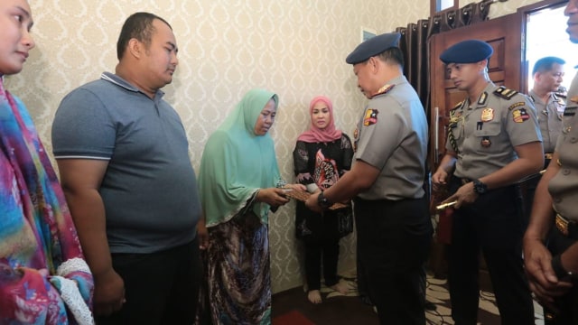Kunjungan Kapolri ke Rumah Duka Iptu Auzar (Foto: kumparan/Fadjar Hadi)