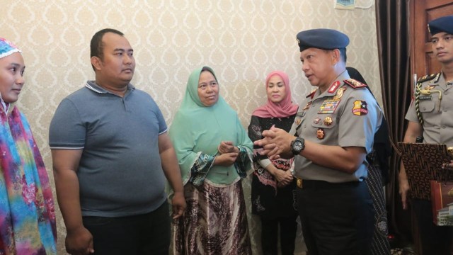 Kunjungan Kapolri ke Rumah Duka Iptu Auzar (Foto: kumparan/Fadjar Hadi)