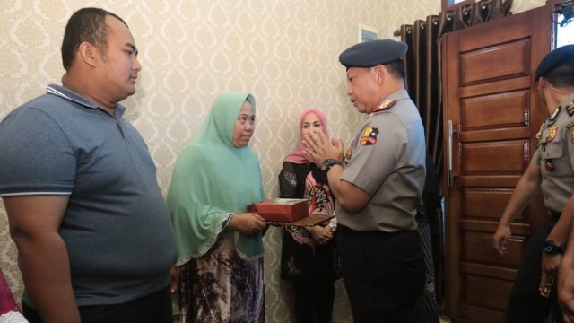 Kunjungan Kapolri ke Rumah Duka Iptu Auzar (Foto: kumparan/Fadjar Hadi)