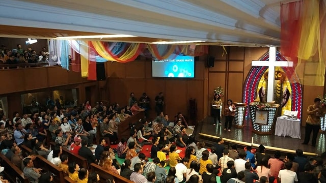 Doa bersama di GKI Diponegoro Surabaya (Foto: kumparan/Ardhana Pragota )