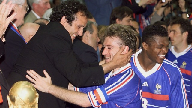 Michel Platini menyelamati Didier Deschamps. (Foto: AFP/Gabriel Bouys)