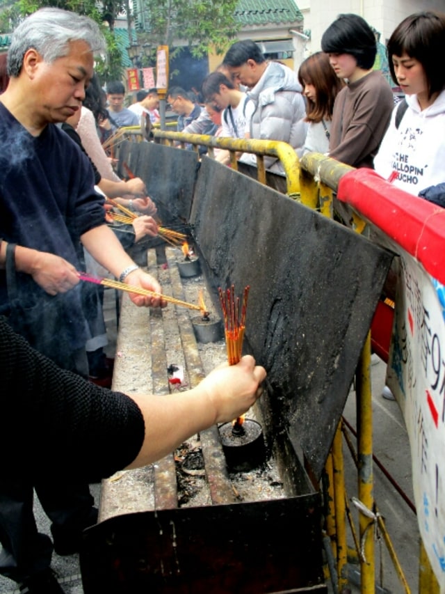 Suasana Imlek di kuil Sik Sik Yuen