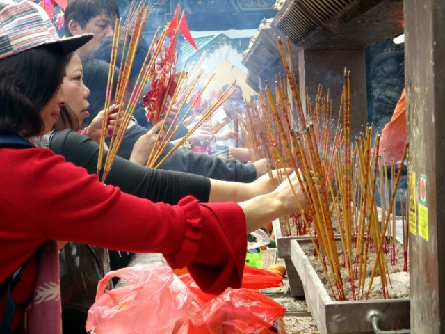 Suasana Imlek di kuil Sik Sik Yuen (2)