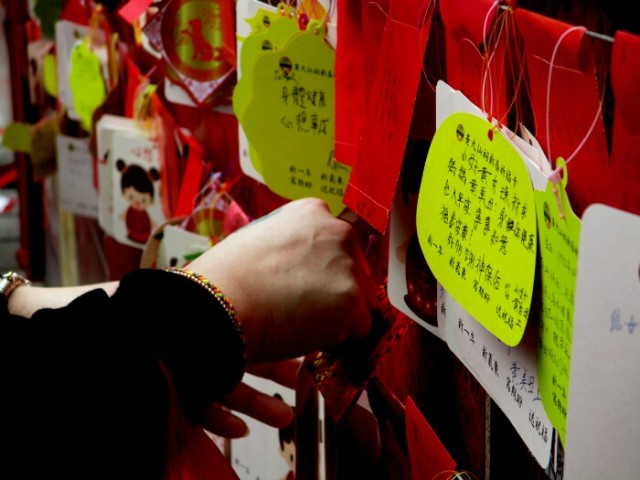 Hands and object (1)