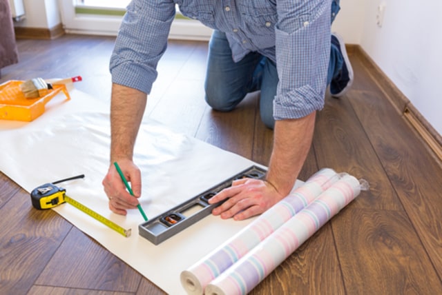 6 Trik Memasang Wallpaper di Dinding Apartemen ‘Sendiri’