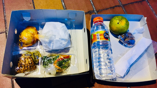 Menu buka dari Masjid Istiqlal. (Foto: Shika Arimasen Michi/kumparan)